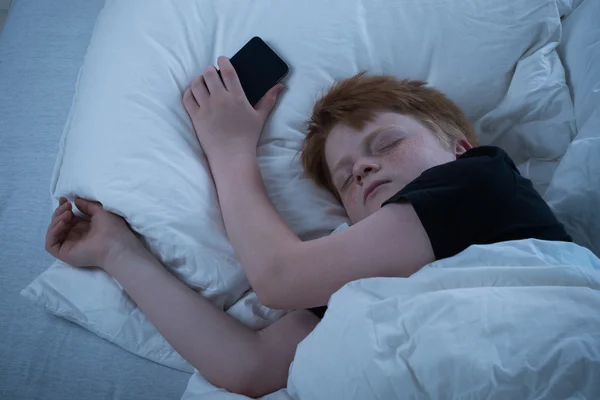 Niño durmiendo en la cama — Foto de Stock