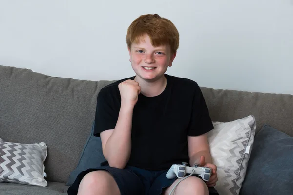 Niño feliz jugando videojuegos en casa —  Fotos de Stock