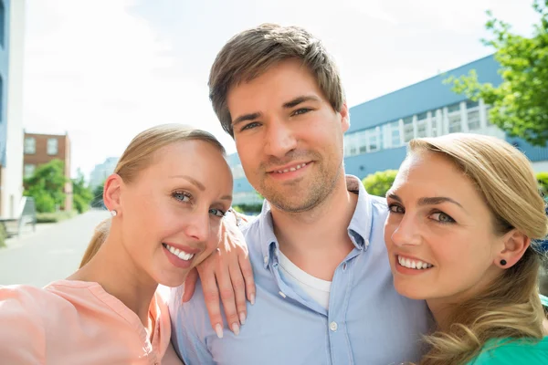 Gruppo di giovani amici prendendo selfie — Foto Stock