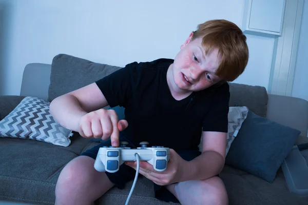 Pojke du trycker på knappen för Joystick — Stockfoto