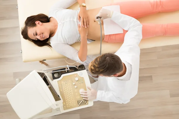 Erkek doktor ultrasonla Bayan hasta üzerinde kullanarak — Stok fotoğraf