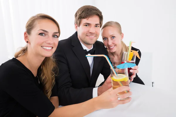 Amici che bevono cocktail — Foto Stock