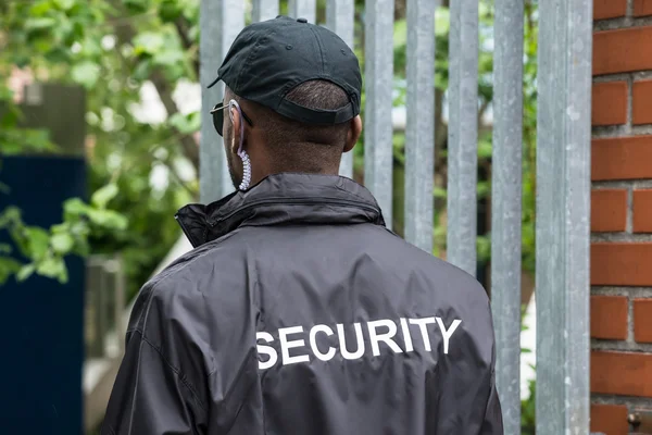 Biztonsági őr viselt fekete egyenruha — Stock Fotó