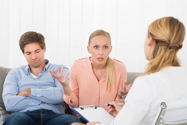 Mujer enojada consultora psicóloga — Foto de Stock