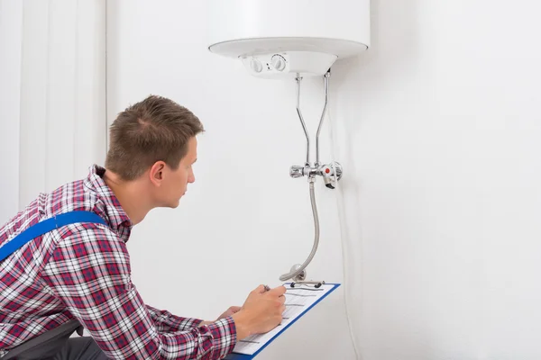 Mannelijke loodgieter controle elektrische Boiler — Stockfoto