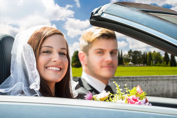 Giovane appena sposato coppia in auto — Foto Stock