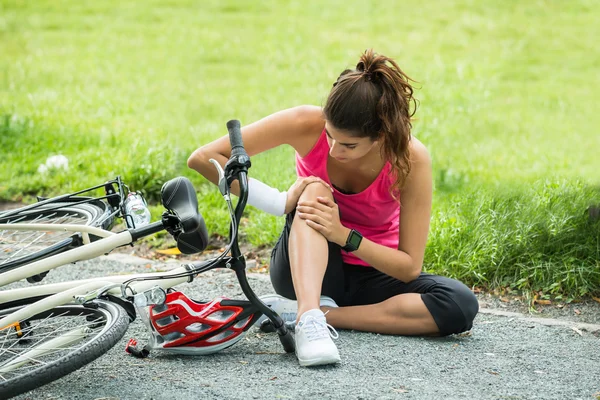 Giovane donna caduta dalla bicicletta — Foto Stock