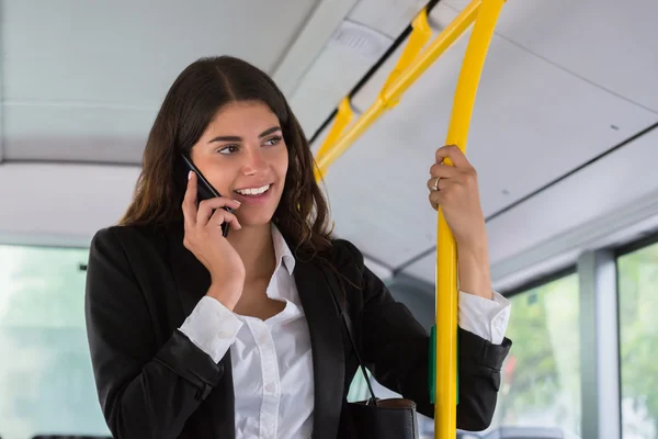 Glückliche Geschäftsfrau im Smartphone-Gespräch — Stockfoto