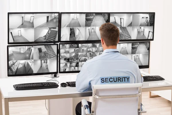 Security Guard παρακολούθηση πολλαπλών βίντεο κλειστού κυκλώματος τηλεόρασης — Φωτογραφία Αρχείου