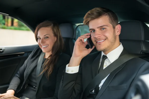 Jeune homme d'affaires et femme d'affaires dans la voiture — Photo