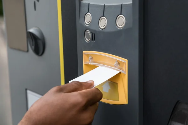 Hand steckt Ticket in Parkautomat — Stockfoto