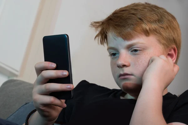Chłopiec przy użyciu telefonów komórkowych — Zdjęcie stockowe