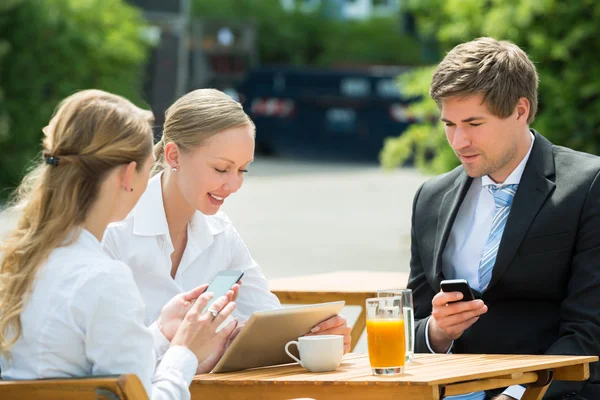 Oameni de afaceri cu tabletă digitală și telefon mobil — Fotografie, imagine de stoc