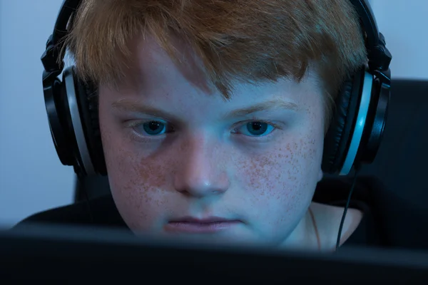 Niño trabajando en la computadora — Foto de Stock