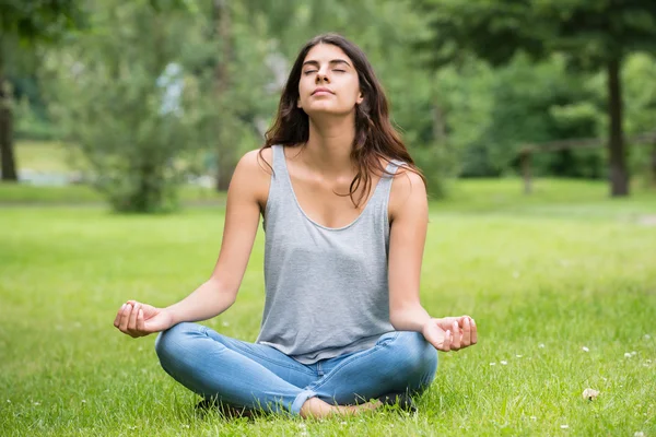 Kvinnan gör Meditation i Park — Stockfoto