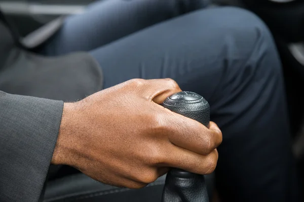 Changement de vitesse à la main pendant la conduite d'une voiture — Photo