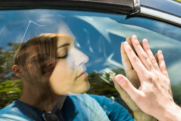 Coppia dicendo addio prima di viaggiare in auto — Foto Stock