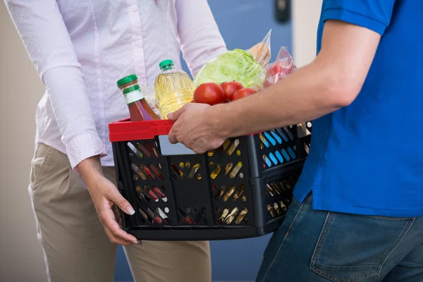 Förare leverera online livsmedelsbeställning — Stockfoto