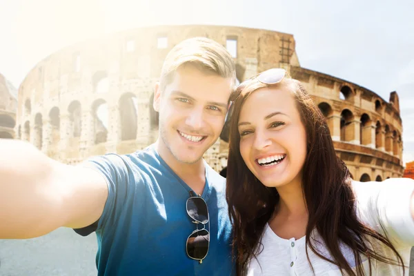 Coliseum önünde genç mutlu çift — Stok fotoğraf
