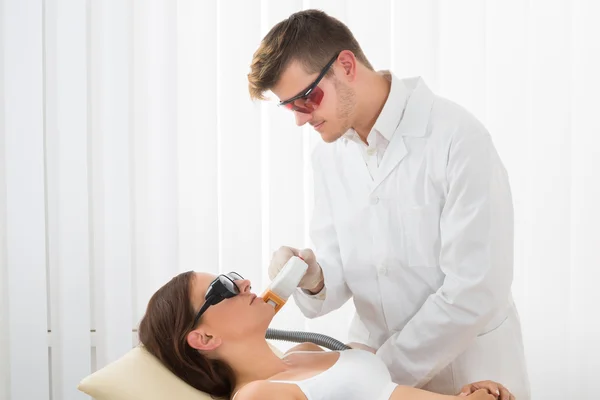 Remoção de cabelo a laser no salão de beleza — Fotografia de Stock