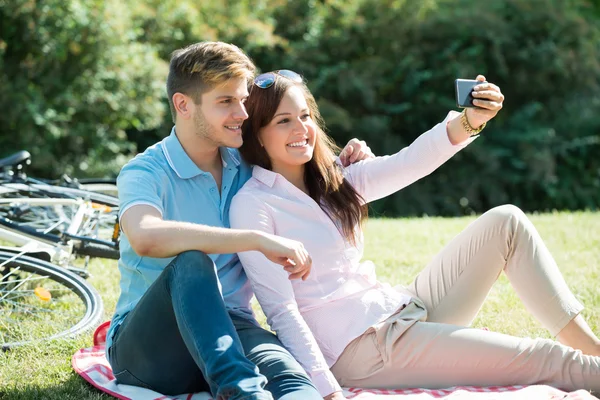 Lyckligt ungt par som tar selfie — Stockfoto