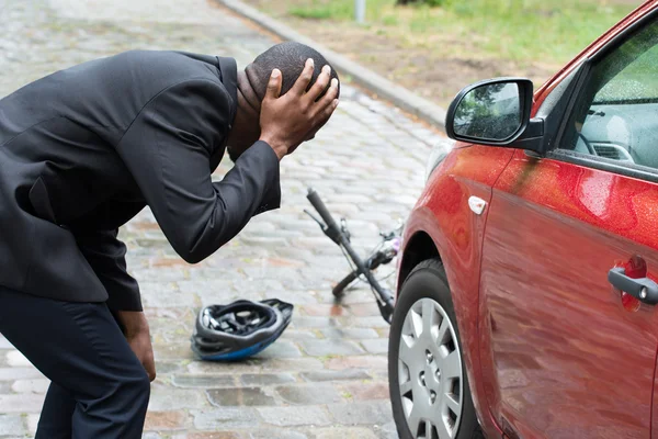 Motorista masculino após colisão com bicicleta na rua — Fotografia de Stock