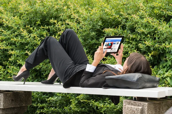 Geschäftsfrau liest Nachrichten auf digitalem Tablet — Stockfoto