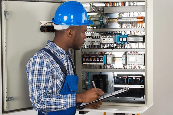 Male Technician Holding Clipboard — Stock Photo, Image