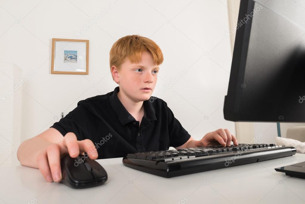 Imagenes Niños Usando Computadoras | ni 241 o usando computadora fotos de stock 169 andreypopov Imagenes Niños Usando Computadoras | ni 241 o usando computadora fotos de stock 169 andreypopov