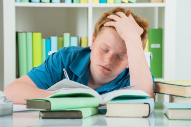 Yorgun çocuk Kitaplığı'nda eğitim