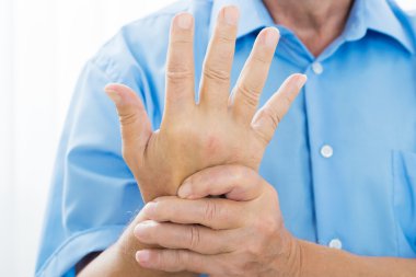 Kişinin el bilek ağrısı ile