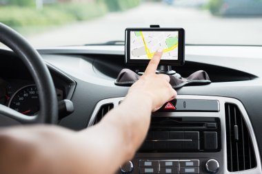 Dişinin el GPS navigasyon kullanarak 
