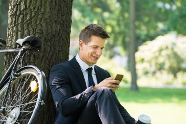 cep telefonuyla Park'ta işadamı