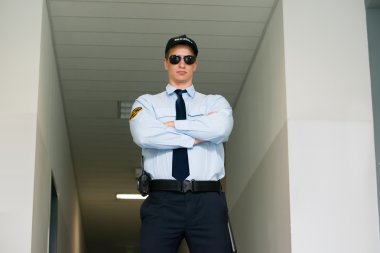 Girişte duran güvenlik görevlisi