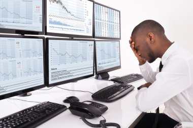 Ofiste oturan mutsuz borsa Broker