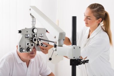Görme hasta için sınama yaparken bir Optometrist