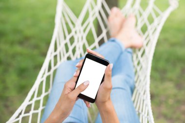 Boş ekran ile el ele tutuşan cep telefonu