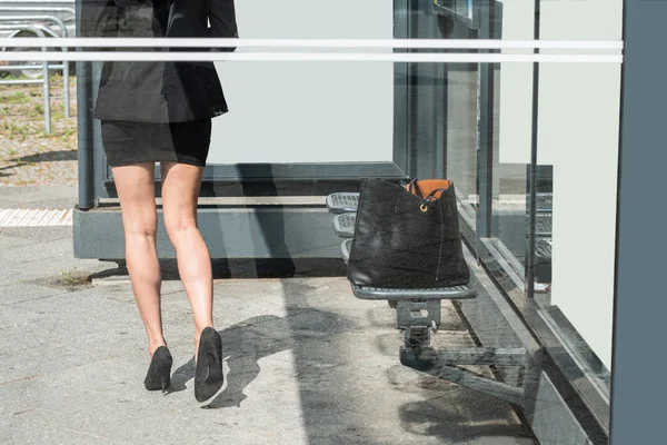 Businesswoman Walking Forward With Handbag Left On Bench — Stock Photo, Image