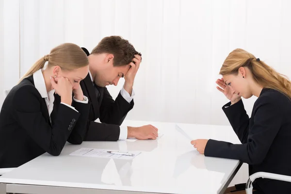 Företagare som sitter på kontor — Stockfoto