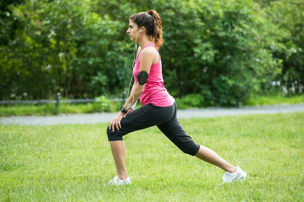 Jonge vrouw doen oefening in park — Stockfoto