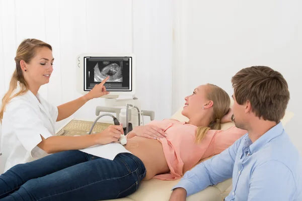 Médico transductor de ultrasonido en el vientre de la mujer embarazada — Foto de Stock