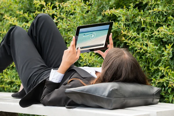 Geschäftsfrau schaut Video auf digitalem Tablet — Stockfoto