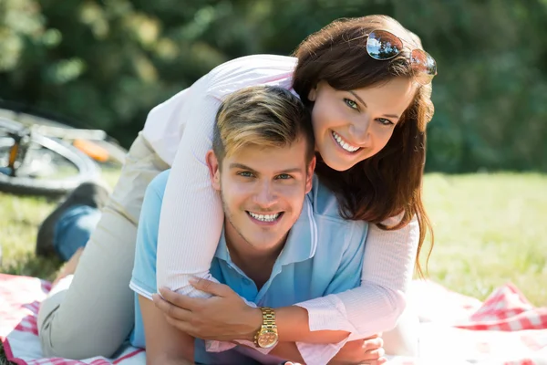 Casal feliz desfrutando no parque — Fotografia de Stock