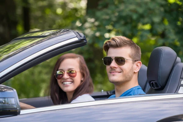 Lyckliga paret i en bil — Stockfoto