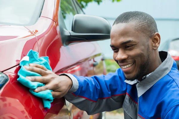 Homme travailleur nettoyage voiture — Photo