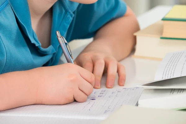 Junge lernt mit Buch — Stockfoto