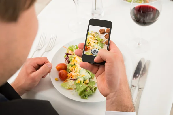 Man Taking Picture Of Food With Mobile Phone — Stock Photo, Image