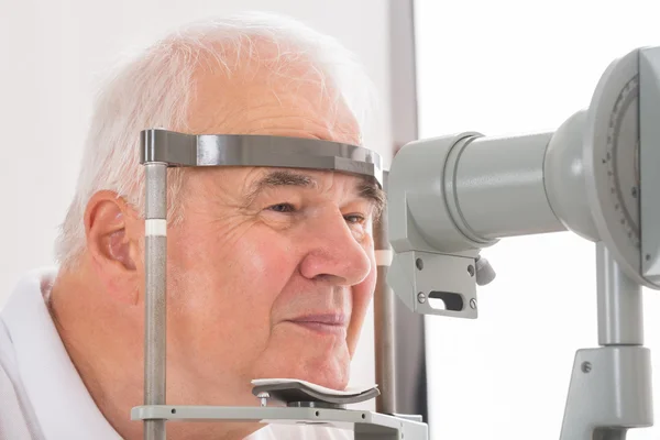 Muž kontrola zraku v klinice — Stock fotografie