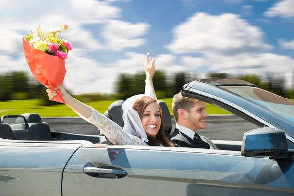 Just Married Couple In New Car — Stock Photo, Image