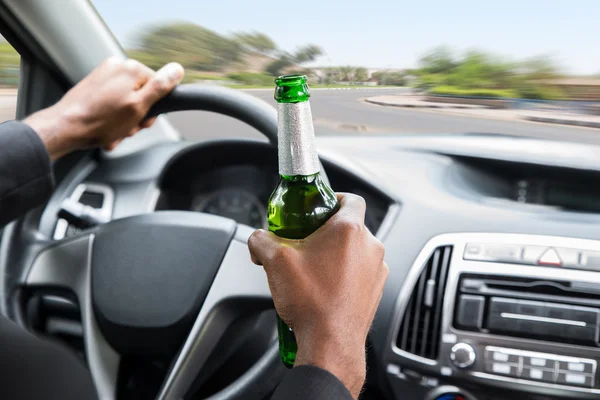 Επιχειρηματίας κρατώντας μπύρα κατά την οδήγηση αυτοκινήτου — Φωτογραφία Αρχείου